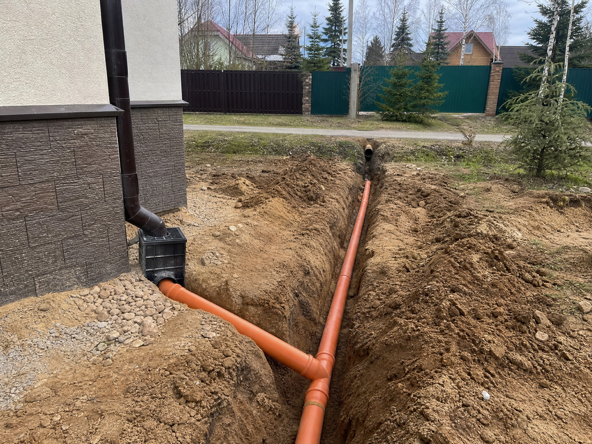 Ливнесток от водосточной трубы к точке сброса за участком